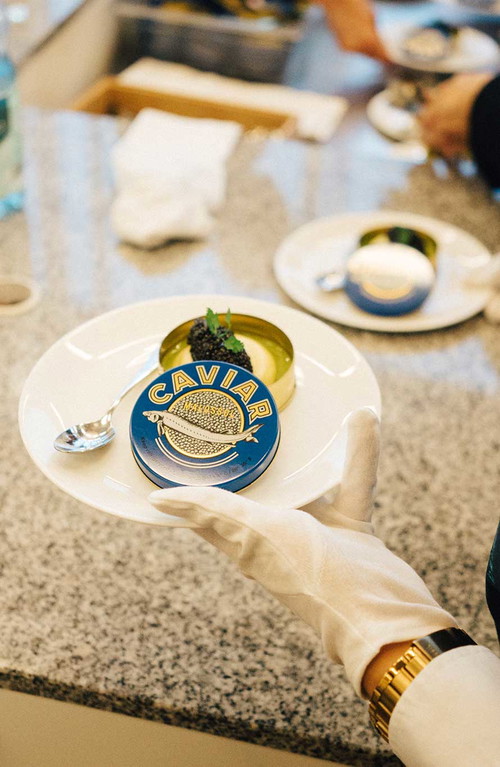3. Gang »Althoff Grandhotel Schloss Bensberg« und »Hyatt Regency Köln« Marcus Graun und Johann Mitterlechner Caviar d'Aquitaine / Kartoffelpüree / Schnittlauchbutter