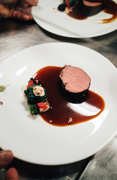 4. Gang »KölnSKY« und »Excelsior Hotel Ernst« Sönke Höltgen und Mirko Gaul Duett vom bergischen Ochsenfilet / Mangold-Sellerie Praline / Mangold Kim-Chi / Brombeer-Jus Ragout / Espuma vom gerösteten Sellerie / gerösteter Buchweizen mit Roter Beete