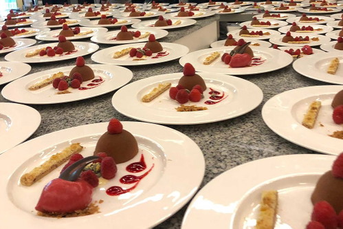 5. Gang »Restaurant Maître im Landhaus Kuckuck« und Restaurant »La Société« Erhard Schäfer und Grischa Herbig Himbeervariation / warm und kalt / Hibeercrumble / Valrhona Borkenschokolade