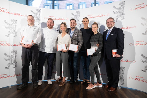 v.l.n.r.: Vorstellung der Berliner Meisterköche 2019: Florian Domberger (Berliner Kiezmeister 2019), Björn Swanson (Berliner Meisterkoch 2019), Lill Sommer, in Vertretung für Sophia Rudolf (Aufsteigerin des Jahres 2019), Mathias Brandweiner (Berliner Gastgeber 2019), David Johannes Suchy und Jasmin Martin (Berliner Szenerestaurant 2019), Bernhard Moser, (Gastronomischer Innovator 2019)