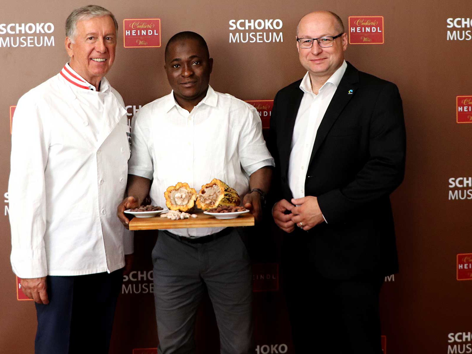 Walter Heindl mit Traore Ousmane, Kakaobauer von der Elfenbeinküste und Hartwig Kriner von Fairtade Österreich.