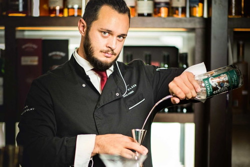 David Penker Barmanager der «260East Bar» im Hotel «Palais Hansen Kempinski» in Wien. Der Profi am Tresen kennt sich mit ausgefallenen Cocktailkreationen genauso aus wie mit auserlesenen, raren Single Malts.
