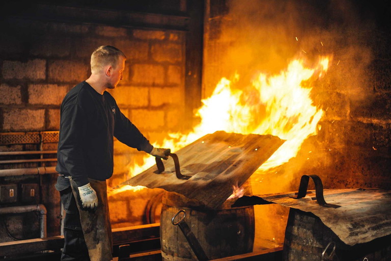 Die Eichenfässer werden zunächst durch Hitze biegsam gemacht und anschliessend innen mit offenem Feuer ausgebrannt. Je länger das Toasting, desto intensiver gibt ein Fass Geschmack ab.