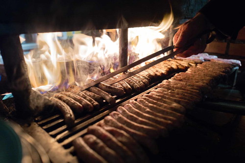 Im »Bratwurst Glöckl« werden die Rostbratwürstl über Buchenholz gegrillt.