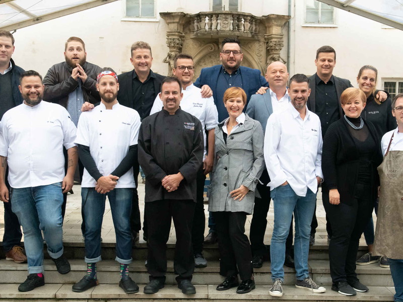 Die Gastköche und -winzer aus Österreich, Ungarn und Kroatien mit den »Gourmet over Mura«-Veranstaltern.