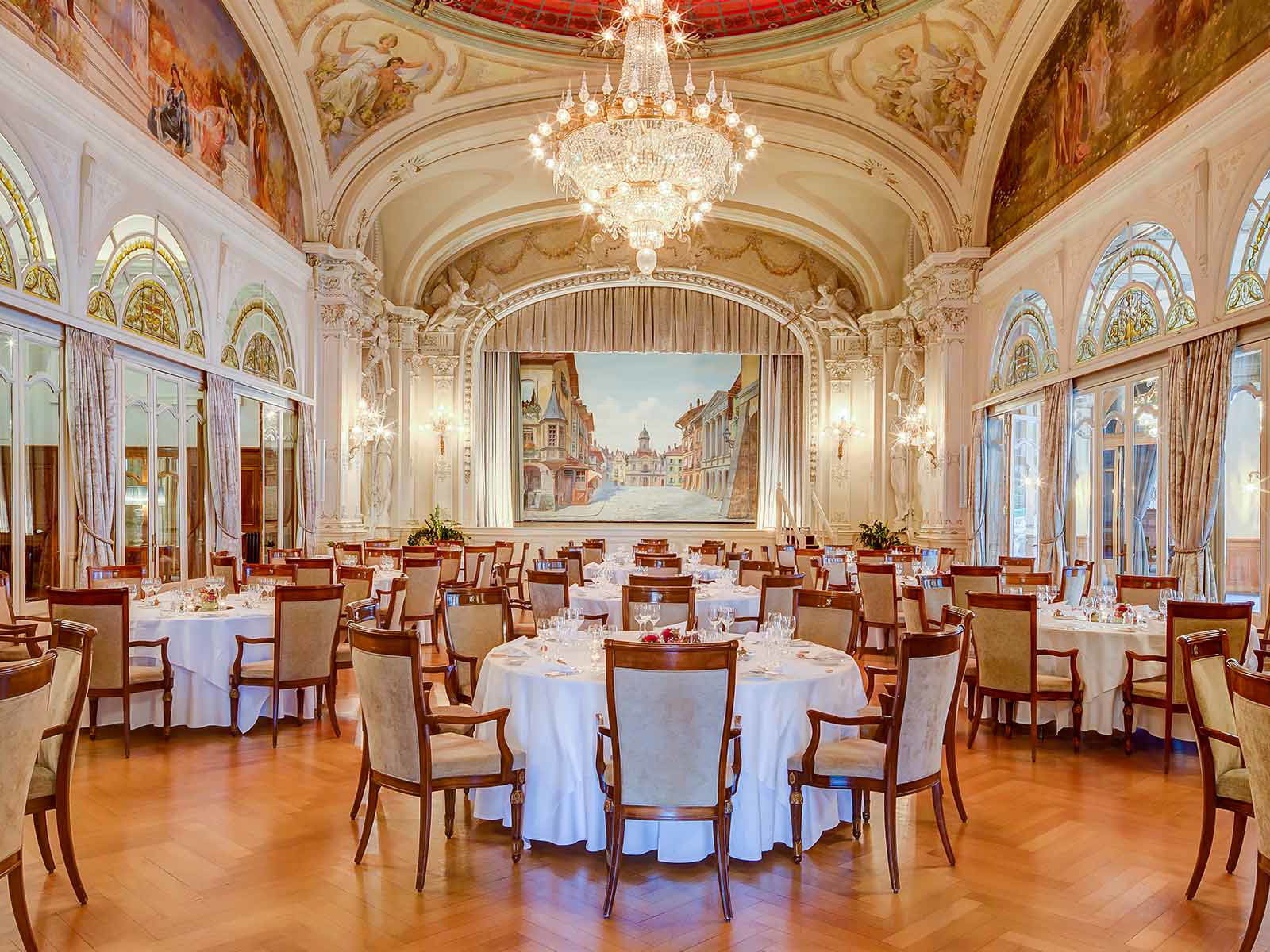 1906 eröffnet und keinen ­Funken Glanz eingebüsst: Das «Fairmont le Montreux Palace» begeistert bis heute mit prunkvollem Interieur und ­erstklassigem Service.