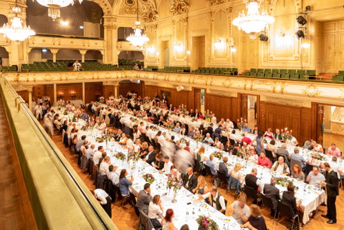 Die »Lange Tafel« im Grazer Congress.