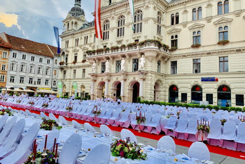 Die Länge der Tafel beträgt rund 380 Meter.
