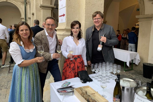 Sabine Flieser Just (Präsidentin der Steirischen Sommelierunion), Heimo Jessenko und Alexandra Gorsche (Falstaff PROFI) zusammen mit Winzer Gerhard Wohlmuth.