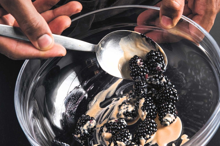 Miso im »Sosein«: Einschlag aus Kopfsalat und Erdäpfeln mit einer Brühe aus fermentierten und gerösteten Erdäpfelschalen.