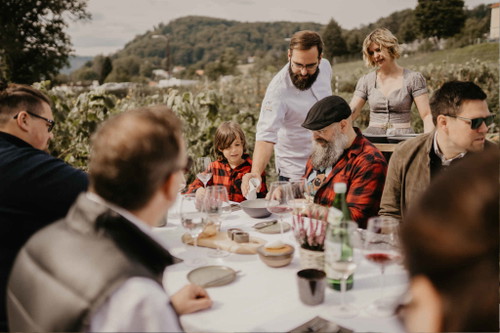 Alexander Posch bei den Gästen am Tisch.