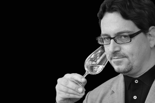 Roland Graf Genuss- und Drinkjournalist, Bar-Experte für Falstaff und Gründer von trinkprotokoll.at. Whisky gehört seit vielen Jahren zu seinen Kernthemen – insbesondere auch solche mit exotischer Herkunft.
