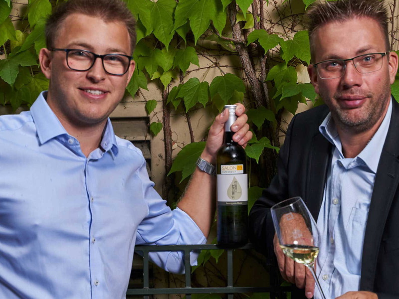 Jungwinzer Paul Zimmermann mit Geschäftsführer des Schloss-Quadrats Jürgen Geyer.