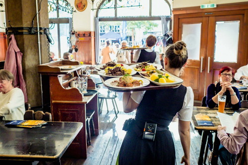 Bayerische Folklore und deftige Wirtshauskost im »Schneider Bräuhaus«.