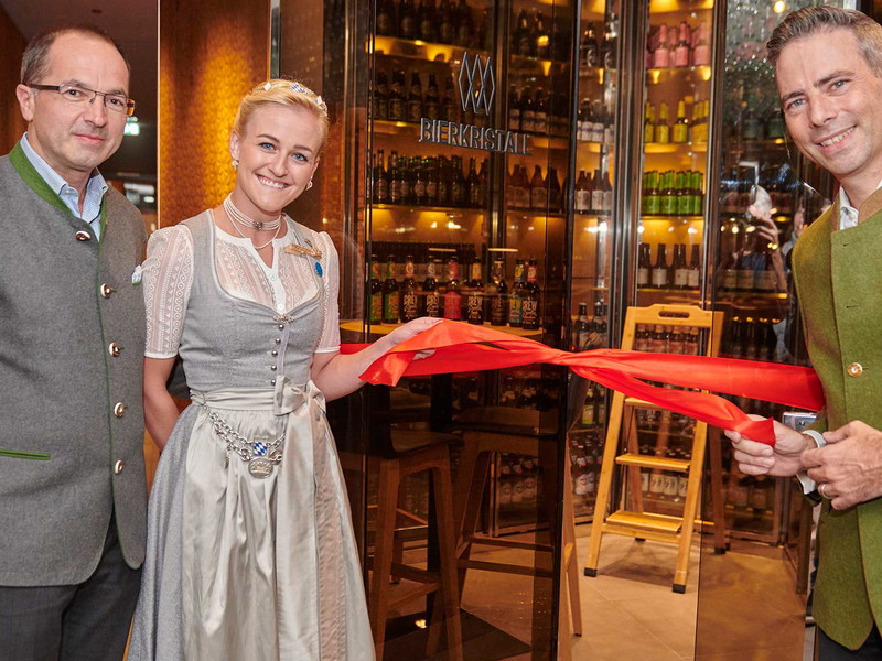 Walter König vom Bayerischen Braubund eröffnet gemeinsam mit der Bayerischen Bierkönigin Veronika Ettstaller und Oliver Schäfer, GM Hotel Steigenberger, den neuen Bierkristall.