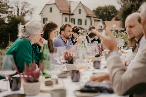 Tafel im Gemüsegarten.