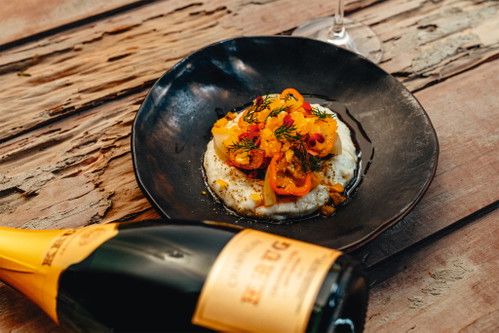 Hickory King Grits mit eingelegtem Gartengemüse und kleinen süßen Paprika.