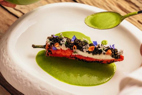 Rote Chilis, Hummer und Scallop Farci, Kaviar, fermentierte wilde Chilis und gesalzenem Fisch.