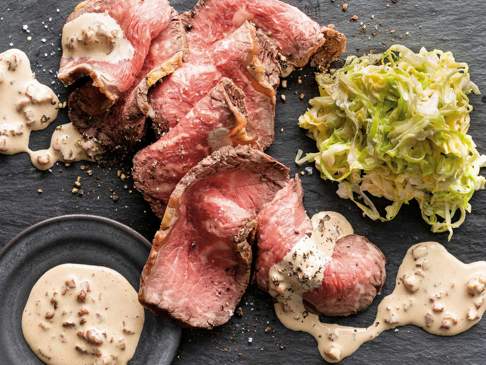 Roastbeef – Krautsalat mit Meerrettich – Espresso-Speck-Mayonnaise