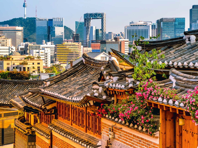 Das alte Dorf blickt auf sechs Jahrhunderte Geschichte zurück. Dahinter: das moderne Seoul.