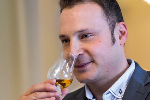 Markus Braun Der Österreicher lebt für edle Destillate. Erfahrung sammelte er bei internationalen Getränkeherstellern und in der Marktforschung. Whisky gehört zu den Kernthemen seiner Expertise.
