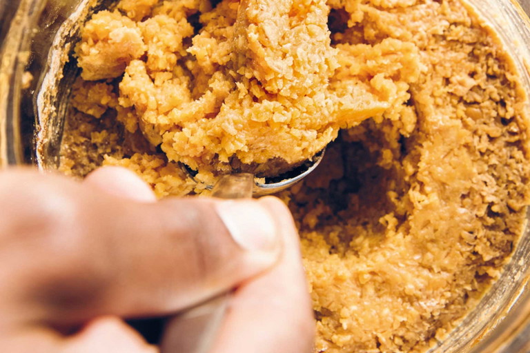 Miso eignet sich nicht nur für salzige Gerichte. Süsse Misos werden gern auch für Desserts verwendet, etwa zur Verfeinerung von Beeren.