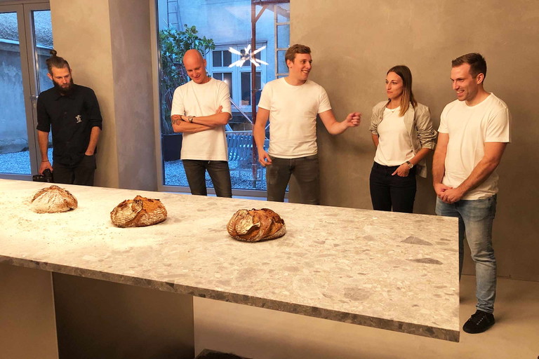 Ein echter Familien-Betrieb: An der Seite von Georg Öfferl (Bildmitte) arbeiten Cousine Sandra Schaffer und Cousin Lukas Uhl (ganz rechts). 2. von links:&nbsp;Designer Franz Riebenbauer.