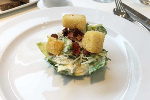 Ceasars Salad mit Mangalitza-Speckwürfel