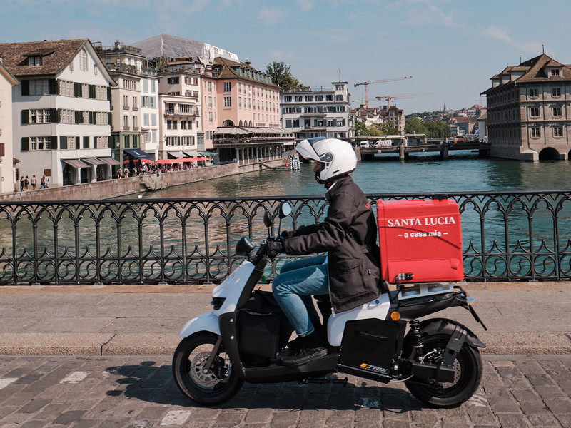 Die «Santa Lucia» Lieferanten sind umweltfreundlich auf E-Rollern durch Zürich unterwegs.