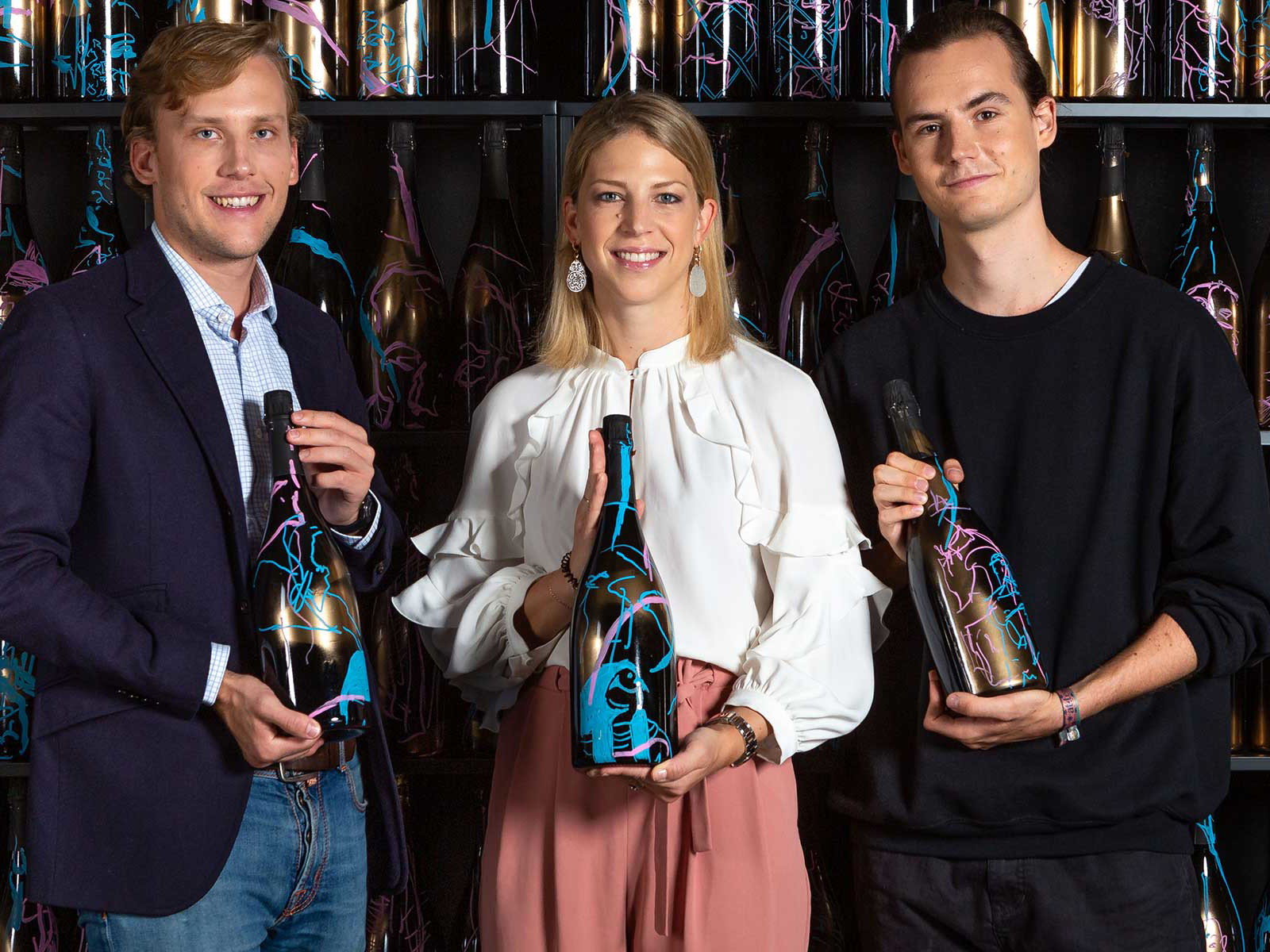 Sophie und Johannes Kattus mit dem Künstler Alvar Bohrmann.