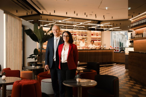 Geschäftsführerin von Campari Austria Simone Edler und Peter Friese