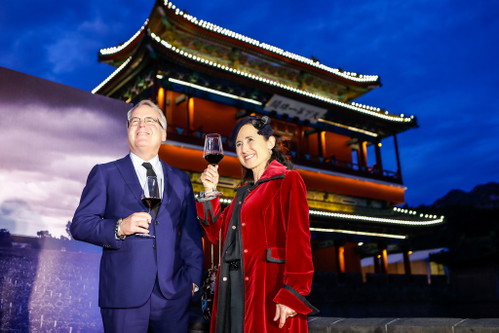 James Suckling mit Laura Catena