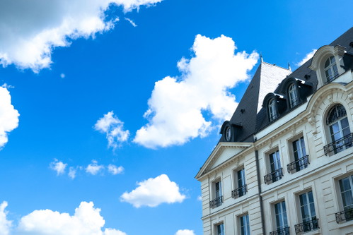 Die restaurierte Außenfassade des Château de Saran