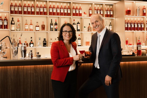 Geschäftsführerin von Campari Austria Simone Edler und Peter Friese