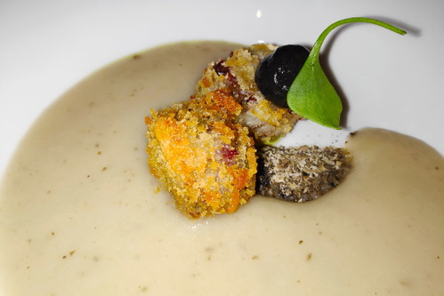 Schweinefuss-Praline mit Erdartischocke und Schnittlauch-Öl
