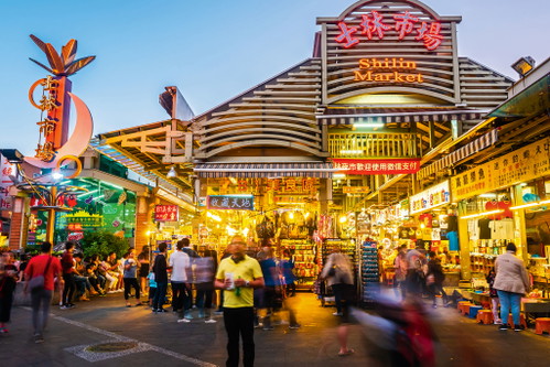 In jeder taiwanischen Stadt gibt es Nachtmärkte, auf denen Straßenhändler bis in die frühen Morgenstunden ihre Köstlichkeiten anbieten.