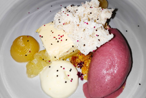 Joghurtschnitte mit Birne, Tonkabohne und Rotwein-Eis
