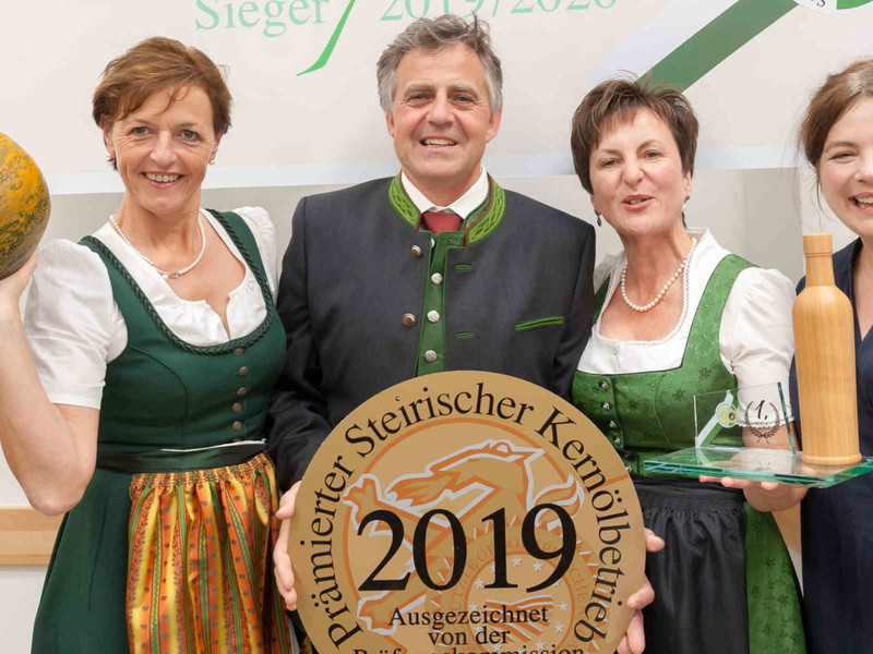 LK-Vizepräsidentin Maria Pein und Sterneköchin Maria Groß gratulieren Regina und Anton Zöbl zur Auszeichnung.