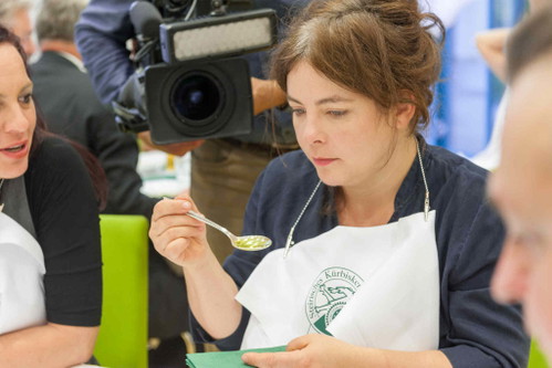 Maria Groß bei der Verkostung.