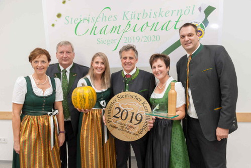 Von links: Vizepräsidentin Maria Pein,&nbsp;Kürbis-Obmann Franz Labugger,&nbsp;Ski-Ass Conny Hütter, Anton und Regina Zöbl sowie Geschäftsführer Andreas Cretnik.