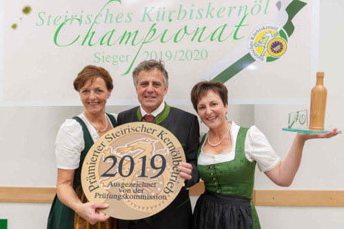 Vizepräsidentin Maria Pein freut sich mit Regina und Anton Zöbl.