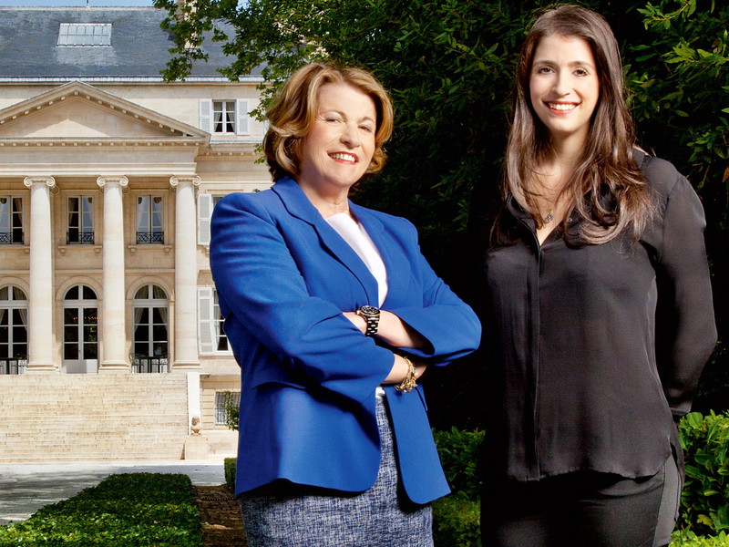 Schlossherrin Corinne Mentzelopoulos mit ihrer Tochter Alexandra vor dem Château Margaux.