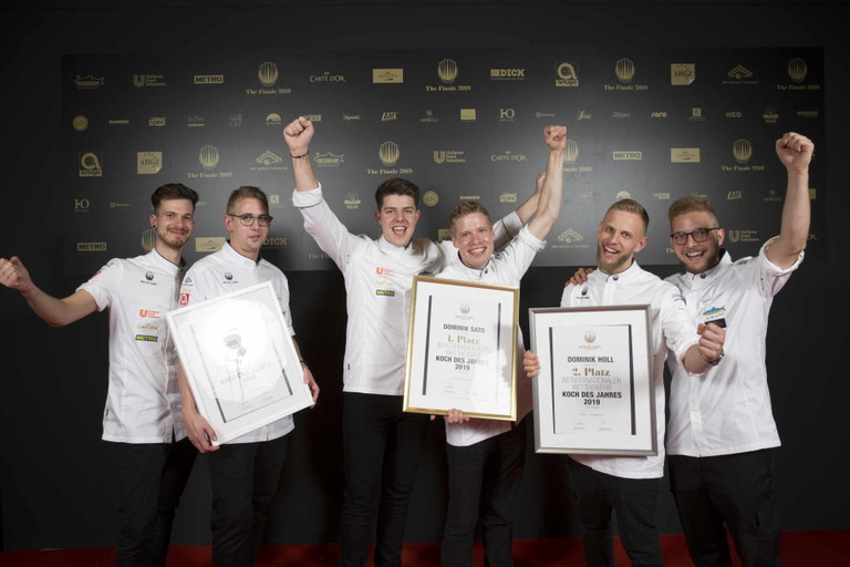 Der&nbsp;Drittplatzierte Marvin&nbsp;Böhm, der Sieger Dominik Sato und der&nbsp;Zweitplatzierte Dominik Holl mit ihren Assistenten.