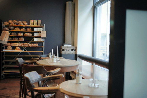 Dort hinten im Regal liegen sie, die Laibe des mittlerweile legendären Sauerteigbrots der Luzerner&nbsp; «Jazzkantine».
