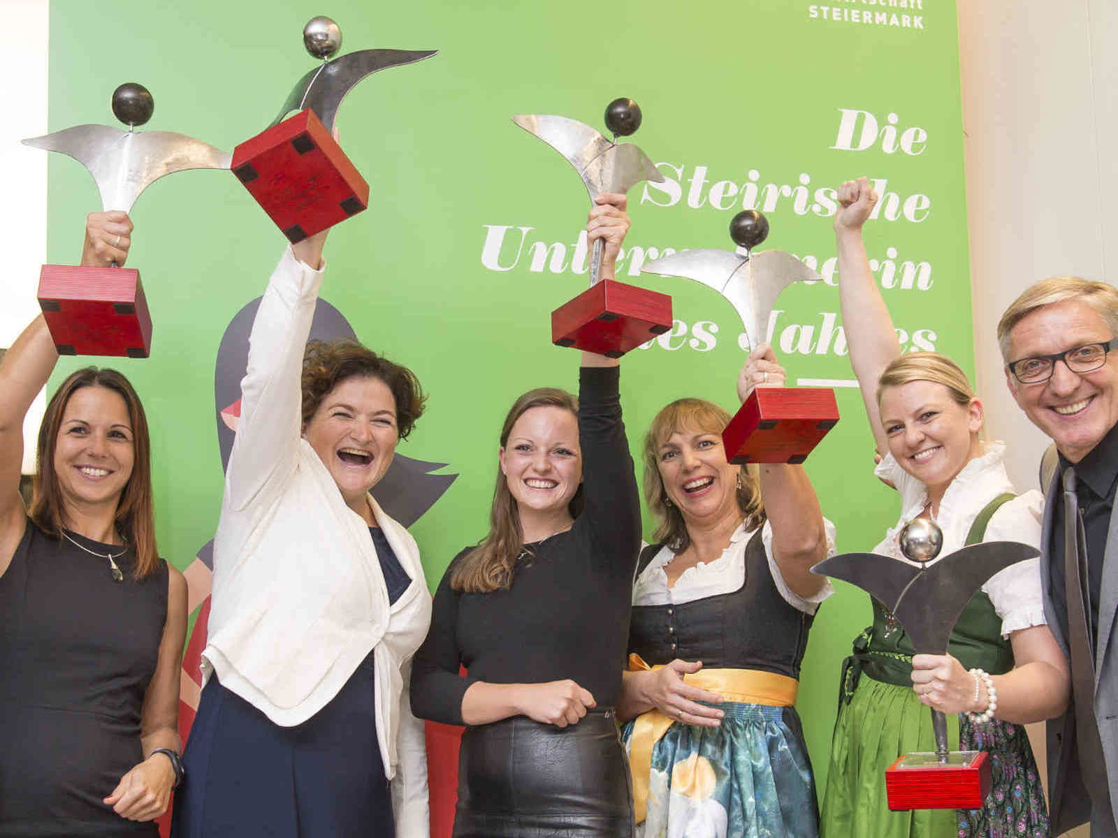 Julia Fandler (dritte von links) kann sich mit den anderen Siegerinnen über den Titel und die Trophäe freuen.