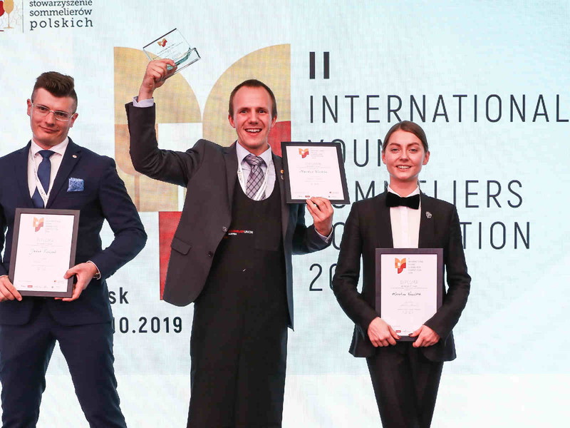 Der Drittplatzierte Jakub Filipek, der Sieger Markus Winkler und die Zweitplatzierte Kristina Veselova.