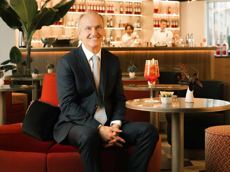 Peter Friese in der neuen »Campari Bar«.