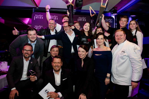 Die gesamte Jury mit den motivierten Nachwuchs-Pâtissiers.