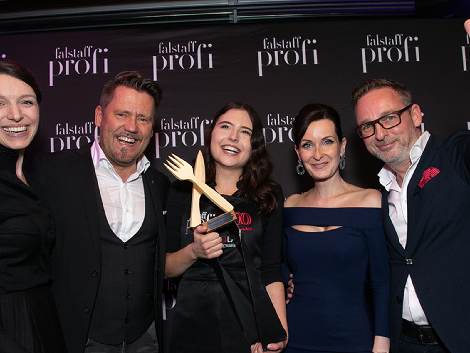 Ehrenpreisträgerin Eveline Wild (Konditorenweltmeisterin, »Der WILDe Eder«), Mike Süsser (TV-Star und Moderator), Jaimy Reisinger (1. Platz), Alexandra Gorsche (Herausgeberin Falstaff PROFI) und Heimo Jessenko (Geschäftsleitung&nbsp;Falstaff PROFI).