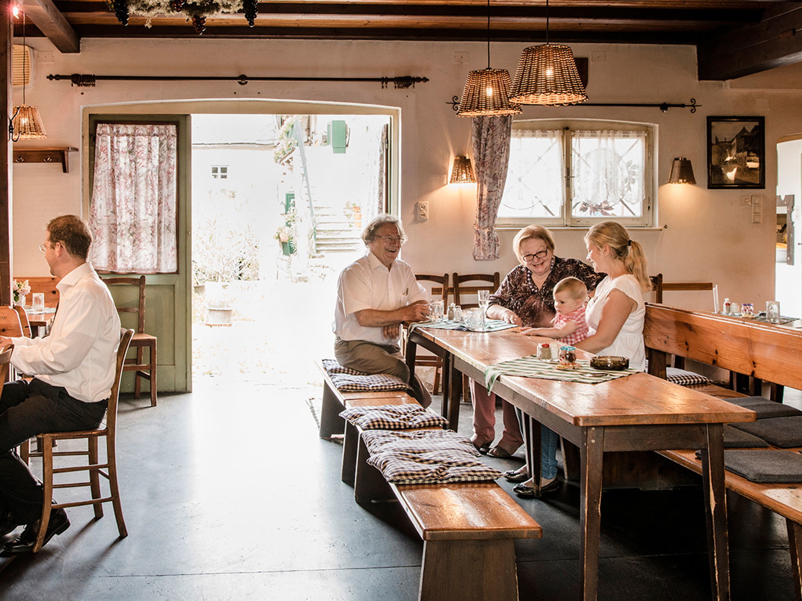 Gemütliches Ambiente beim Wiener Heurigen